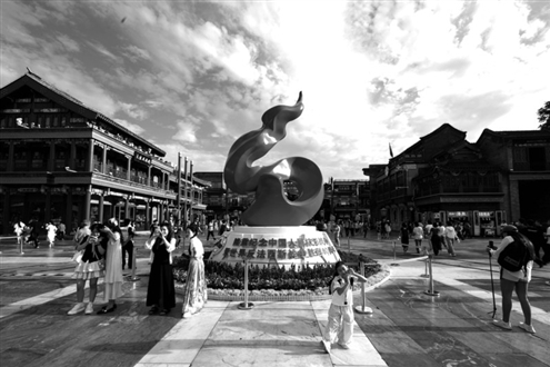 8月29日在北京市前门大街北口拍摄的“万众一心”雕塑 新华社发